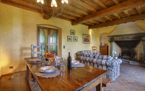 Villa Lucolena: Zimmer, Eigentum, Esszimmer, Gebäude, Möbel, Interior Design, Tabelle, Decke, Haus, Grundeigentum