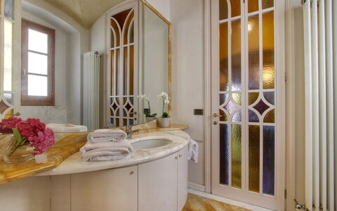 Villa Lucolena: Eigentum, Zimmer, Interior Design, Gebäude, Badezimmer, Zuhause, Fussboden, Haus, Grundeigentum, Die Architektur