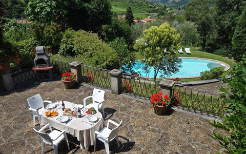 Villa Lucolena: Eigentum, Garten, Botanik, Hinterhof, Haus, Tabelle, Garten, Urlaub, Freizeit, Landscaping