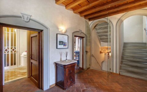 Villa Lucolena: Eigentum, Zimmer, Gebäude, Decke, Bogen, Fussboden, Interior Design, Die Architektur, Grundeigentum, Haus