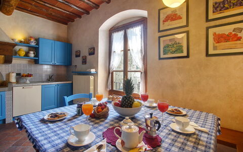 Villa Lucolena: Zimmer, Eigentum, Gebäude, Interior Design, Möbel, Tabelle, Decke, Haus, Grundeigentum, Countertop