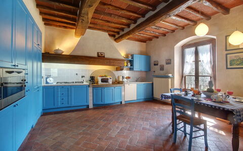Villa Lucolena: Countertop, Zimmer, Gebäude, Eigentum, Küche, Möbel, Fussboden, Decke, Interior Design, Haus
