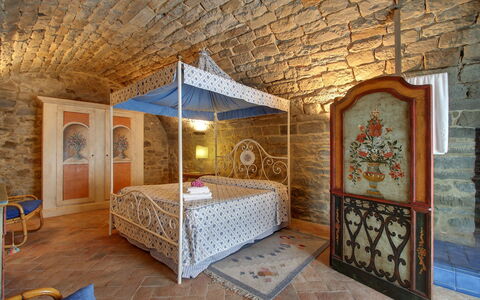 Villa Lucolena: Zimmer, Eigentum, Bett, Schlafzimmer, Möbel, Gebäude, Interior Design, Haus, Suite, Grundeigentum
