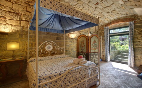 Villa Lucolena: Schlafzimmer, Bett, Eigentum, Zimmer, Möbel, Gebäude, Himmelbett, Interior Design, Haus, Bettrahmen