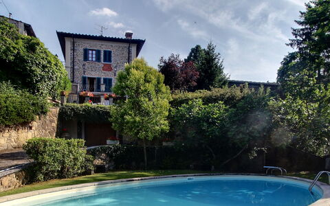 Villa Lucolena: Eigentum, Wasser, Haus, Schwimmbad, Grundeigentum, Zuhause, Himmel, Freizeit, Urlaub, Wohngebiet