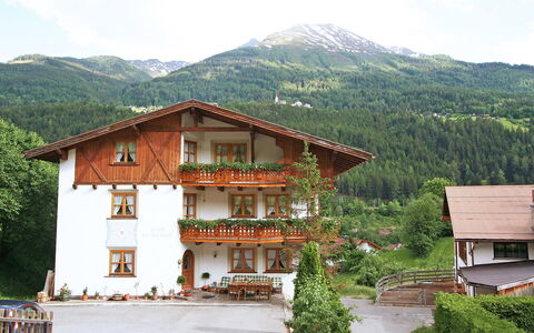 Quadratsch: Himmel, Pflanze, Wolke, Gebäude, Berg, Fenster, Baum, Haus, Natürliche Landschaft, Freizeit