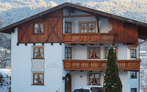 Quadratsch: Haus, Eigentum, Gebäude, Dach, Zuhause, Fassade, Grundeigentum, Winter, Auto, Fahrzeug
