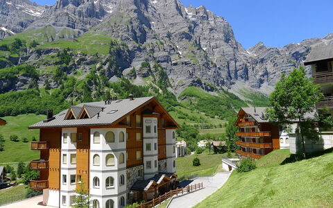 Leukerbad 480: Himmel, Pflanze, Gebäude, Berg, Eigentum, Natur, Natürliche Landschaft, Grundstueck, Haus, Fenster