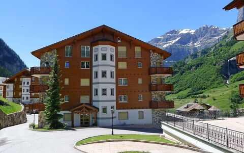 Leukerbad 480: Himmel, Gebäude, Pflanze, Berg, Eigentum, Fenster, Haus, Urban Design, Nachbarschaft, Baum