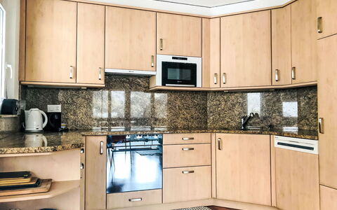 Leukerbad 480: Cabinetry, Countertop, Eigentum, Spüle, Gebäude, Küchengerät, Küche, Herd, Sinken, Haushaltsgerät