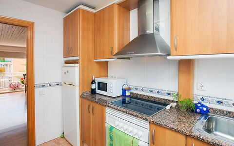 Mariola: Countertop, Cabinetry, Eigentum, Spüle, Sinken, Küche, Küchengerät, Herd, Haushaltsgerät, Holz