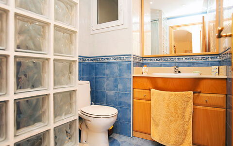 Mariola: Spiegel, Eigentum, Armatur, Sinken, Toilleten Sitz, Badezimmer, Toilette, Lila, Interior Design, Badezimmerschrank