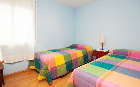 Mariola: Möbel, Eigentum, Komfort, Interior Design, Bett, Gebäude, Bettrahmen, Orange, Schatten, Holz
