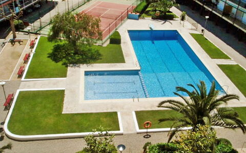 Mariola: Wasser, Pflanze, Gebäude, Grün, Urban Design, Schwimmbad, Baum, Schatten, Gras, Eigentumswohnung