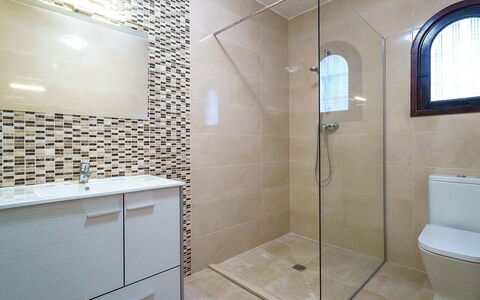 Forest: Armatur, Eigentum, Duschtür, Badezimmer, Dusche, Duschkopf, Beleuchtung, Interior Design, Die Architektur