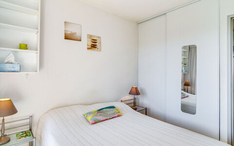Les Quais de L'Amirauté: Möbel, Eigentum, Komfort, Gebäude, Textil, Schatten, Gelb, Interior Design, Fussboden