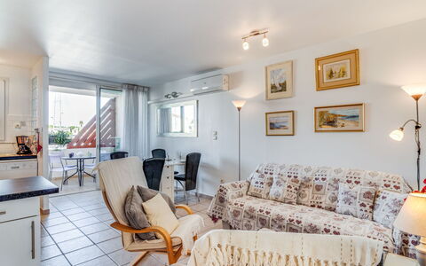 Les Quais de L'Amirauté: Bilderrahmen, Möbel, Eigentum, Couch, Holz, Wohnzimmer, Beleuchtung, Fenster, Fussboden, Interior Design