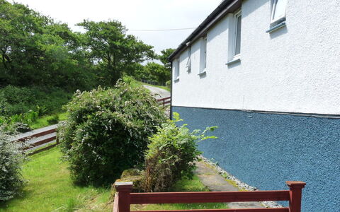 Alan'S House: Pflanze, Fenster, Himmel, Grün, Gebäude, Außenbank, Baum, Natürliche Landschaft, Grundstueck, Hütte