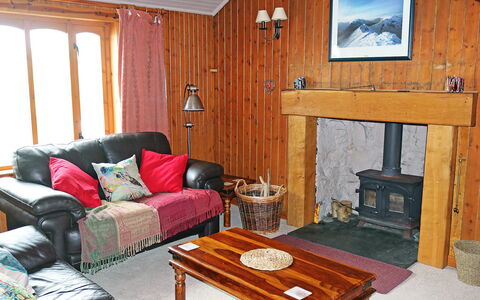 Fiskavaig: Tabelle, Möbel, Eigentum, Gebäude, Bilderrahmen, Couch, Holz, Grün, Komfort, Interior Design
