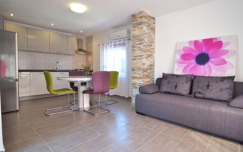 Ivan: Eigentum, Möbel, Gebäude, Couch, Lila, Interior Design, Beleuchtung, Komfort, Wohnzimmer, Flooring