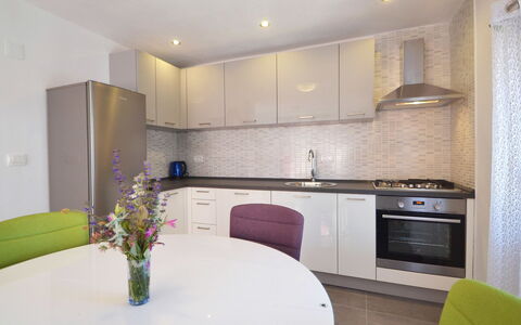 Ivan: Cabinetry, Gebäude, Eigentum, Countertop, Möbel, Pflanze, Zimmerpflanze, Herd, Blume, Sinken