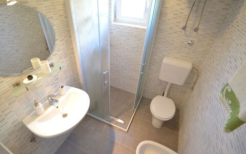 Ivan: Armatur, Bad Sink, Zapfhahn, Spiegel, Sinken, Gebäude, Badezimmer, Lila, Holz, Haus