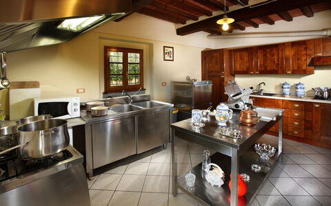 Sughera Villa: Countertop, Zimmer, Eigentum, Küche, Gebäude, Interior Design, Möbel, Haus, Cabinetry, Fussboden