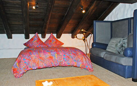 1000 e 1 Notte: Eigentum, Möbel, Komfort, Holz, Interior Design, Schatten, Bettrahmen, Lampe, Kissen, Wohnzimmer