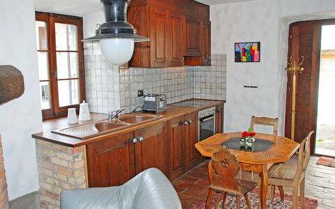 1000 e 1 Notte: Cabinetry, Eigentum, Möbel, Countertop, Tabelle, Küche, Holz, Beleuchtung, Stuhl, Gebäude