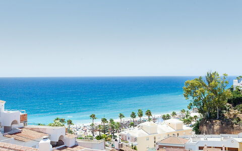 Nerja Penthouse: Wasser, Himmel, Eigentum, Gebäude, Pflanze, Strandresort, Azurblau, Arecales, Haus, Baum