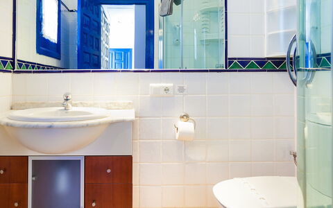 Nerja Penthouse: Zapfhahn, Spiegel, Sinken, Armatur, Eigentum, Bad Sink, Badezimmerschrank, Lila, Badezimmer, Azurblau