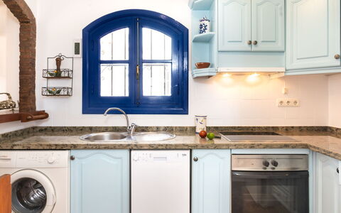 Nerja Penthouse: Cabinetry, Eigentum, Spüle, Countertop, Zapfhahn, Weiss, Sinken, Küche, Herd, Produkt