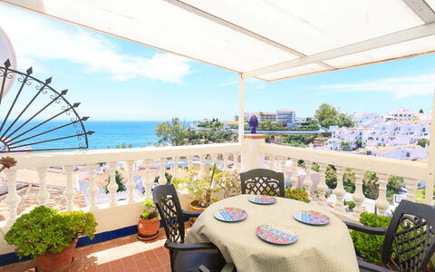 Nerja Penthouse: Tabelle, Pflanze, Möbel, Eigentum, Himmel, Stuhl, Gebäude, Wolke, Blumentopf, Schatten