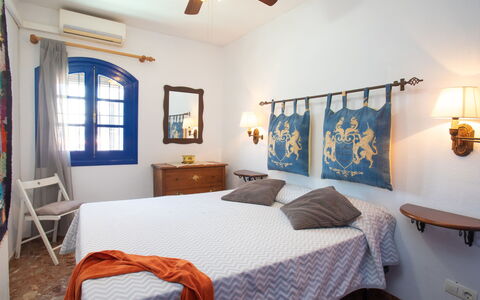 Nerja Penthouse: Möbel, Eigentum, Bilderrahmen, Fenster, Komfort, Holz, Azurblau, Textil, Bettrahmen, Tabelle