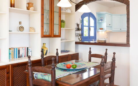Nerja Penthouse: Tabelle, Eigentum, Möbel, Cabinetry, Azurblau, Fenster, Holz, Regal, Interior Design, Beleuchtung