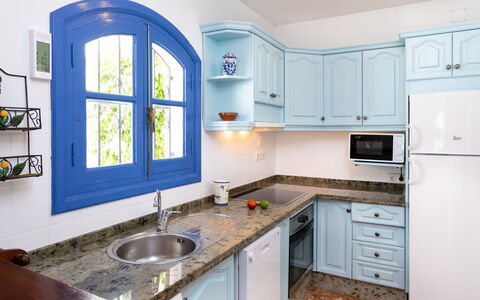 Nerja Penthouse: Countertop, Cabinetry, Spüle, Sinken, Zapfhahn, Eigentum, Fenster, Küche, Armatur, Gebäude