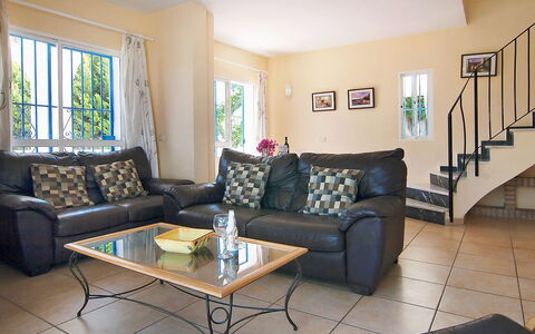 Villa Pueblo Jara: Möbel, Couch, Tabelle, Eigentum, Bilderrahmen, Azurblau, Fenster, Zimmerpflanze, Beleuchtung, Interior Design