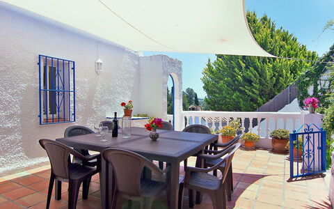 Villa Pueblo Jara: Tabelle, Möbel, Stuhl, Schatten, Himmel, Tisch Im Freien, Interior Design, Pflanze, Gartenmöbel, Fussboden