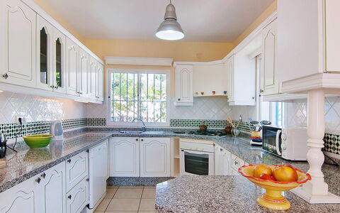 Villa Pueblo Jara: Cabinetry, Countertop, Eigentum, Möbel, Sinken, Herd, Zapfhahn, Spüle, Küche, Interior Design