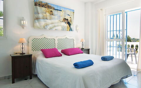 Villa Pueblo Jara: Möbel, Eigentum, Azurblau, Komfort, Textil, Bettrahmen, Interior Design, Fenster, Kissen, Bett