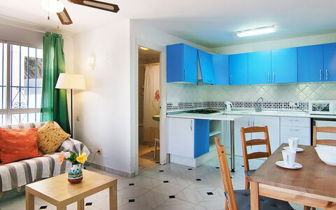 Villa Pueblo Jara: Tabelle, Möbel, Eigentum, Blau, Grün, Azurblau, Couch, Holz, Interior Design, Fussboden