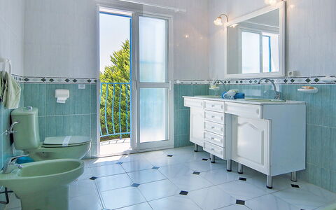 Villa Pueblo Jara: Zapfhahn, Armatur, Sinken, Eigentum, Cabinetry, Spiegel, Gebäude, Grün, Blau, Badezimmer