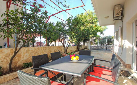Brodarica Žaborić 110: Möbel, Gartenmöbel, Stuhl, Tabelle, Tisch Im Freien, Küche & Esszimmer Tisch, Schatten, Balkon, Terrasse, Zimmerpflanze
