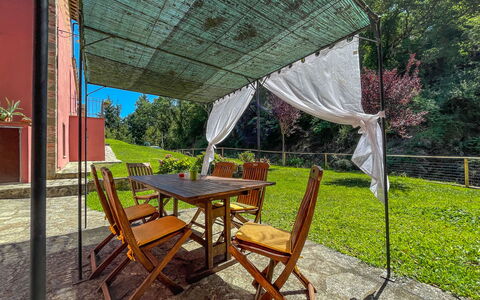 Mulino a Montegonzi Di Rimaggio: Pflanze, Tabelle, Möbel, Tisch Im Freien, Schatten, Gebäude, Gartenmöbel, Stuhl, Baum, Freizeit