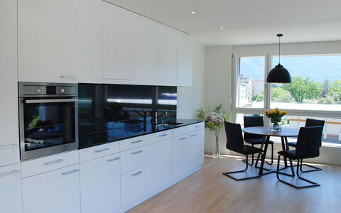 Locarno 75: Möbel, Cabinetry, Countertop, Pflanze, Stuhl, Gebäude, Holz, Zapfhahn, Küche, Küchengerät