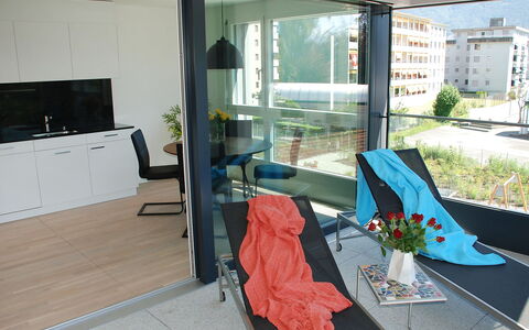 Locarno 75: Pflanze, Gebäude, Eigentum, Couch, Fenster, Komfort, Cabinetry, Interior Design, Schatten, Holz