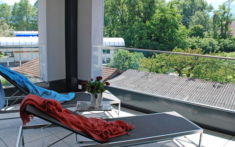 Locarno 75: Pflanze, Blau, Fenster, Gartenmöbel, Schatten, Interior Design, Holz, Baum, Gebäude, Linie