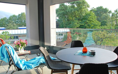 Locarno 75: Tabelle, Möbel, Pflanze, Eigentum, Stuhl, Fenster, Schatten, Interior Design, Gebäude, Beleuchtung