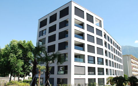 Locarno 75: Himmel, Gebäude, Eigentum, Pflanze, Baum, Fenster, Tower Block, Urban Design, Eigentumswohnung, Nachbarschaft