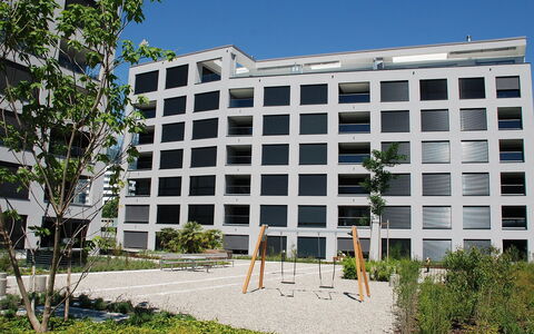 Locarno 75: Pflanze, Gebäude, Himmel, Fenster, Baum, Tower Block, Urban Design, Eigentumswohnung, Wolkenkratzer, Grundeigentum